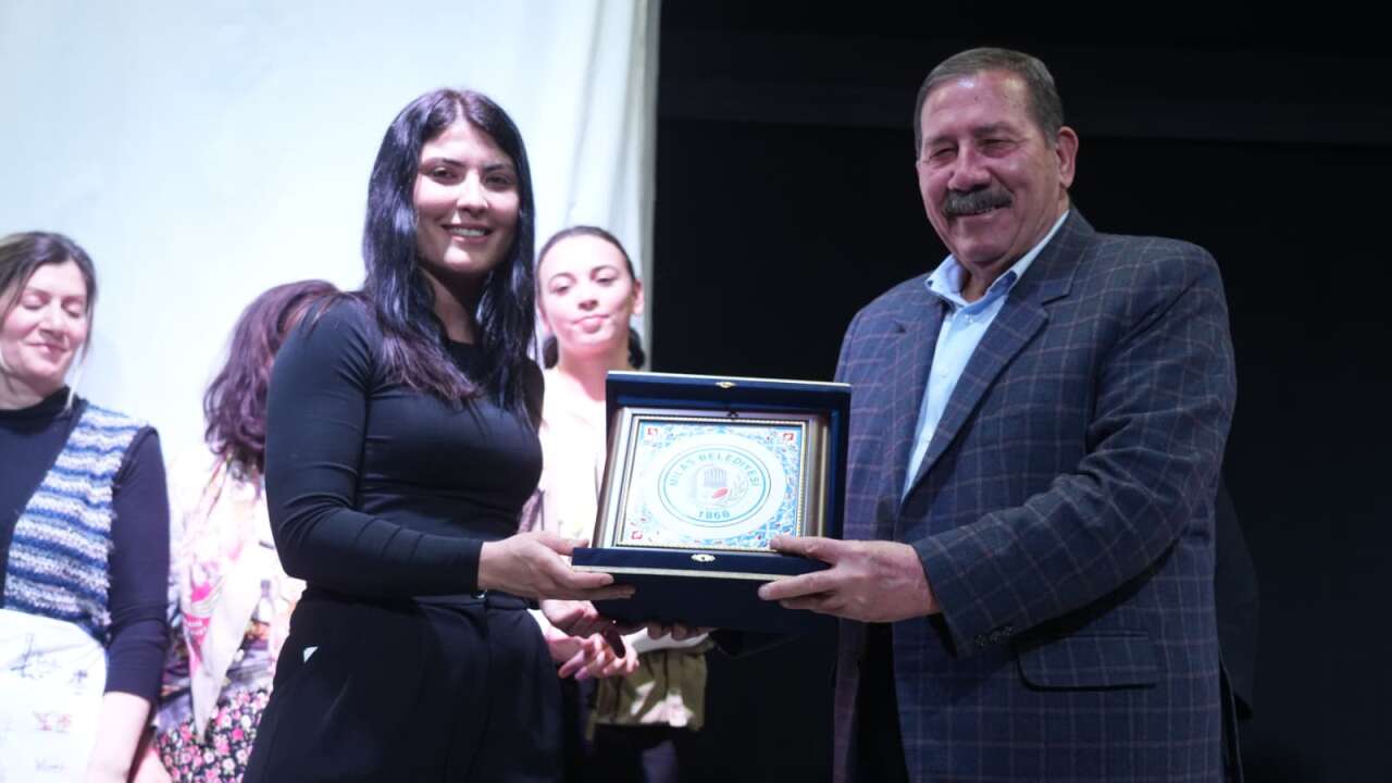 Milas’ta 8 Mart’a Özel Tiyatro: Kadınların Mücadelesi Sahneye Taşındı 1